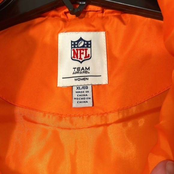 NFL Denver Broncos Football Women’s Puffer Vest size XL - Picture 2 of 4